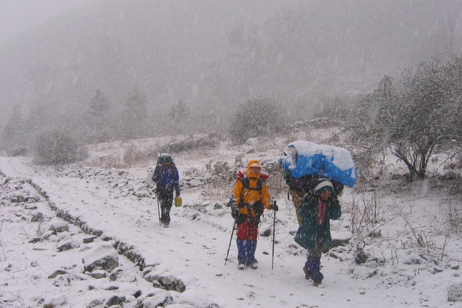Snowfall on the route to Manalsu Trek